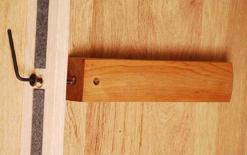 Assembly center leg and strut